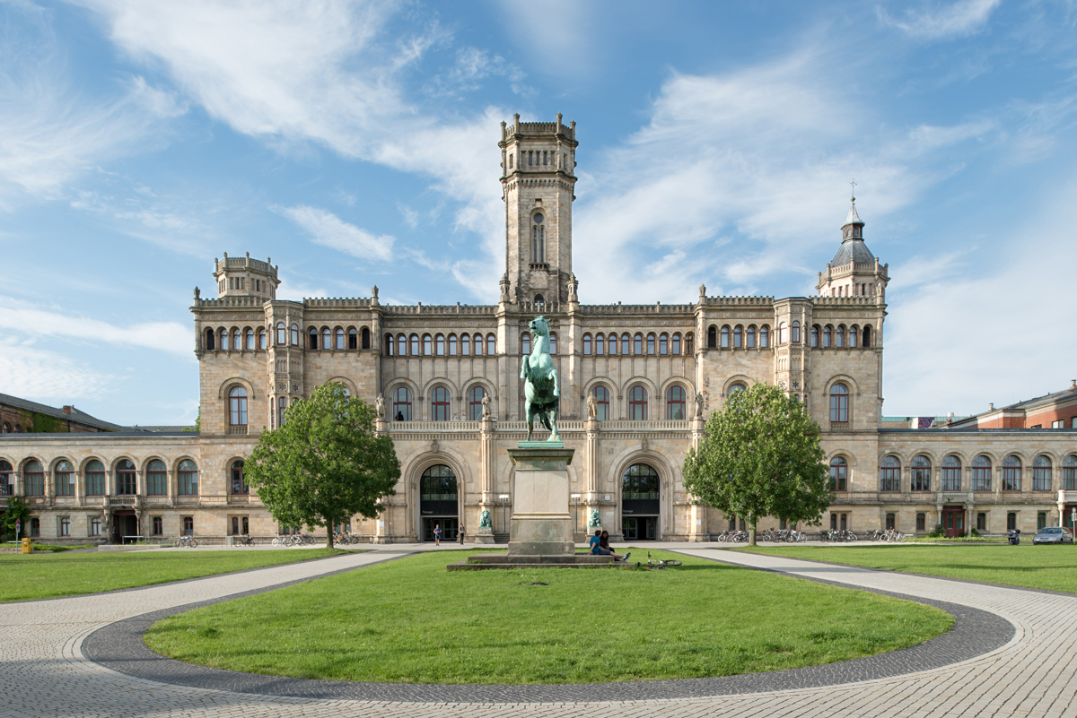 Frontalansicht des Hauptgebäudes der Leibniz Universität Hannover